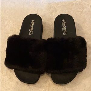 Black fluffy platform slippers